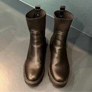 Like new Dolce Vita Women's Hoven H2o Fashion Boot
worn 1 time in excellent cond